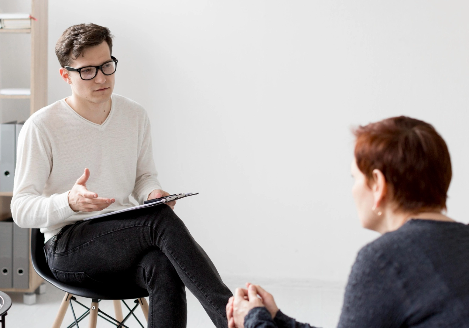Front view of psychologist consulting a patient